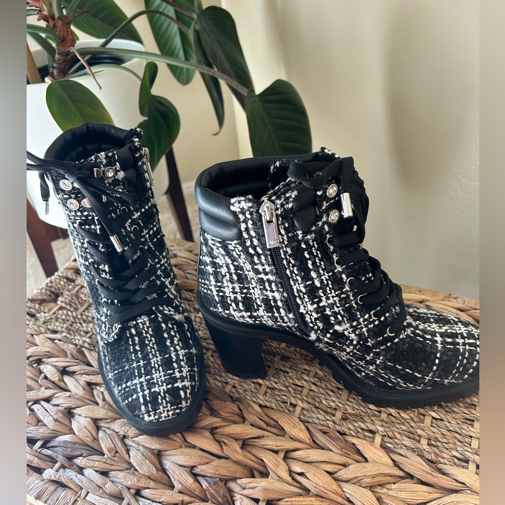 Jennifer Lopez NWOT Size 8 Plaid Platform Boots